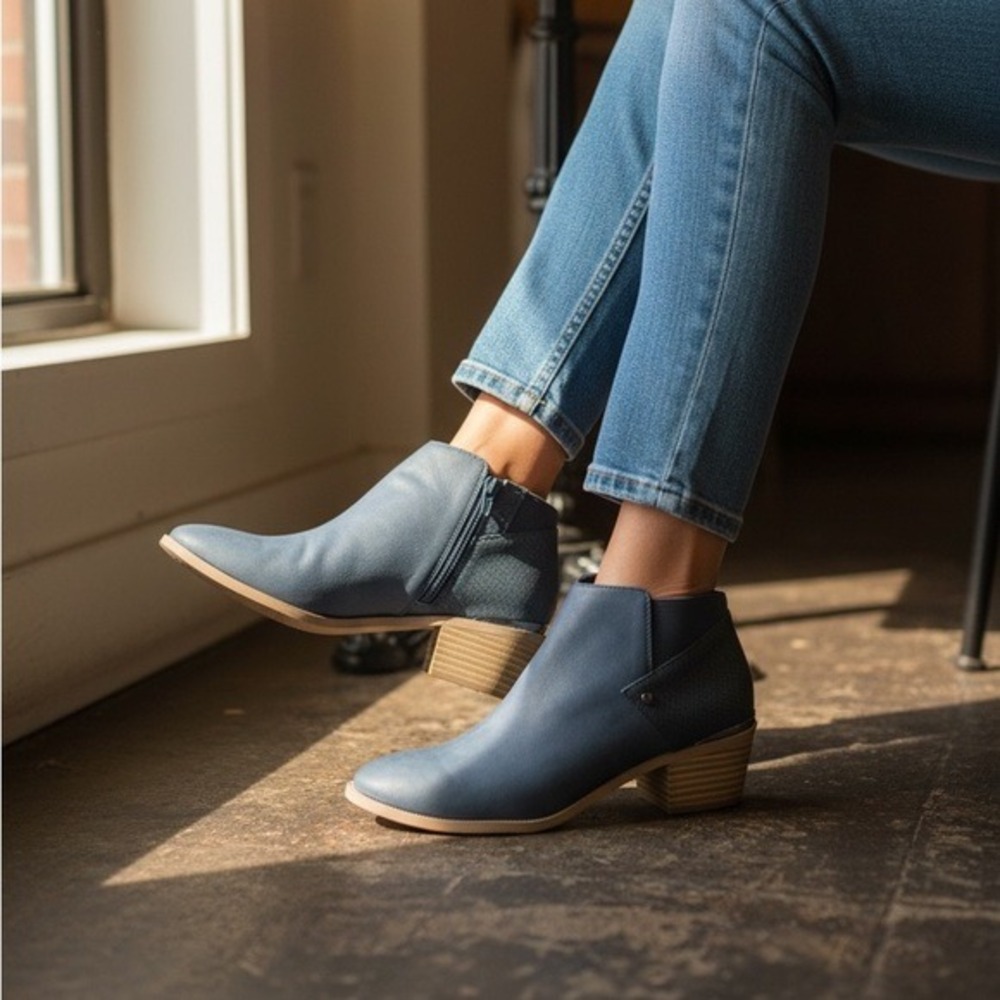 Simply Vera Wang Blue Ankle Booties Women's 8.5 Stacked Block Heel - Picture 3 of 9